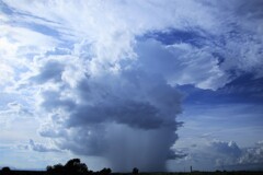 日曜日の夏雲２～雨柱