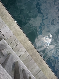 橋と海。