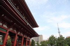 山門とスカイツリー。