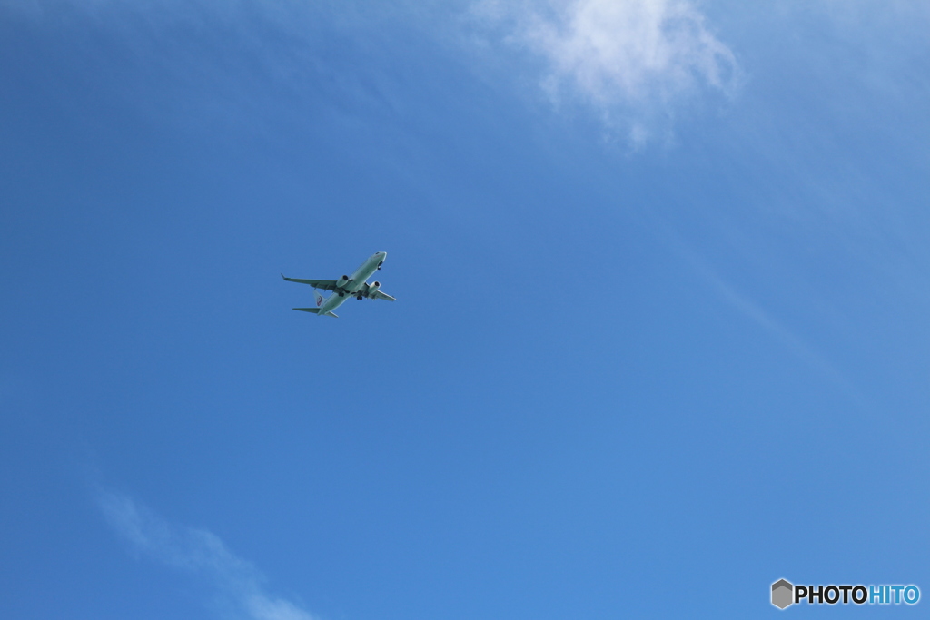 ある晴れた日の空と飛行機