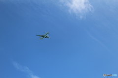 ある晴れた日の空と飛行機