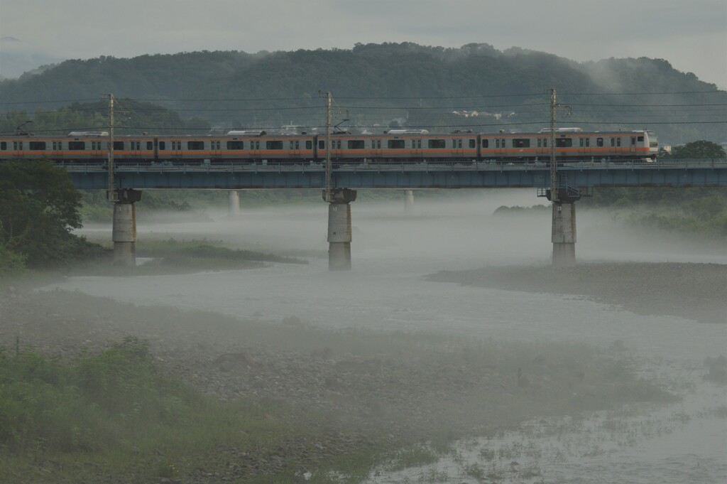 多摩川橋梁の川霧2