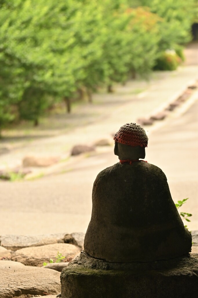 お寺の入り口にいたミニ地蔵