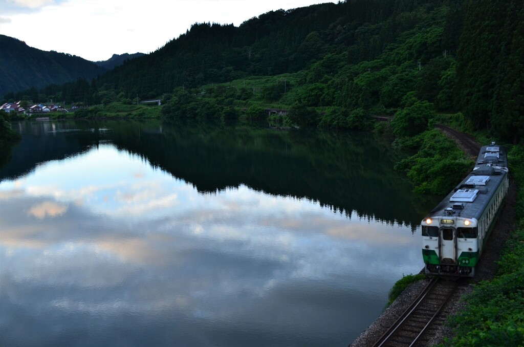 大志集落を背景に