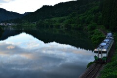 大志集落を背景に