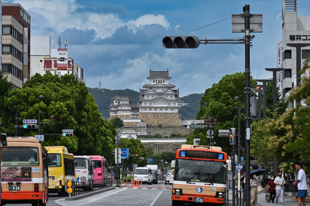 駅前通りの真正面！