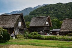 納屋も茅葺　白川郷