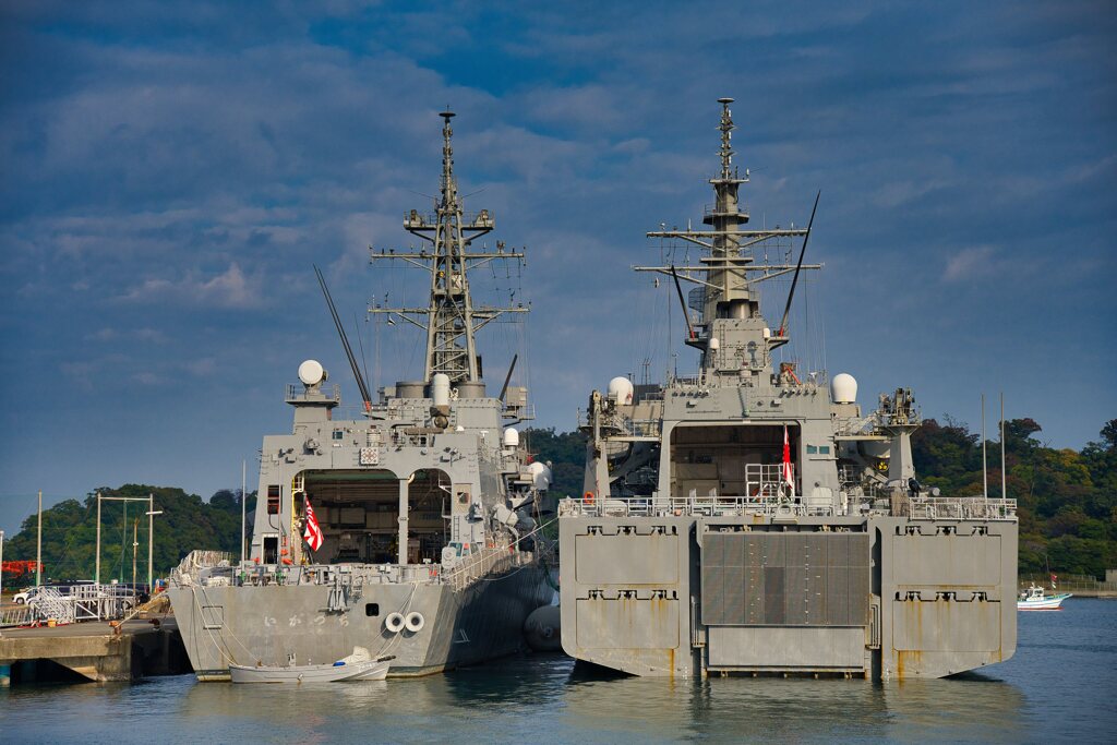 護衛艦『いかづち』と掃海母艦『うらが』