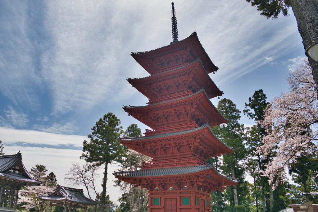 久遠寺　青空と五重塔