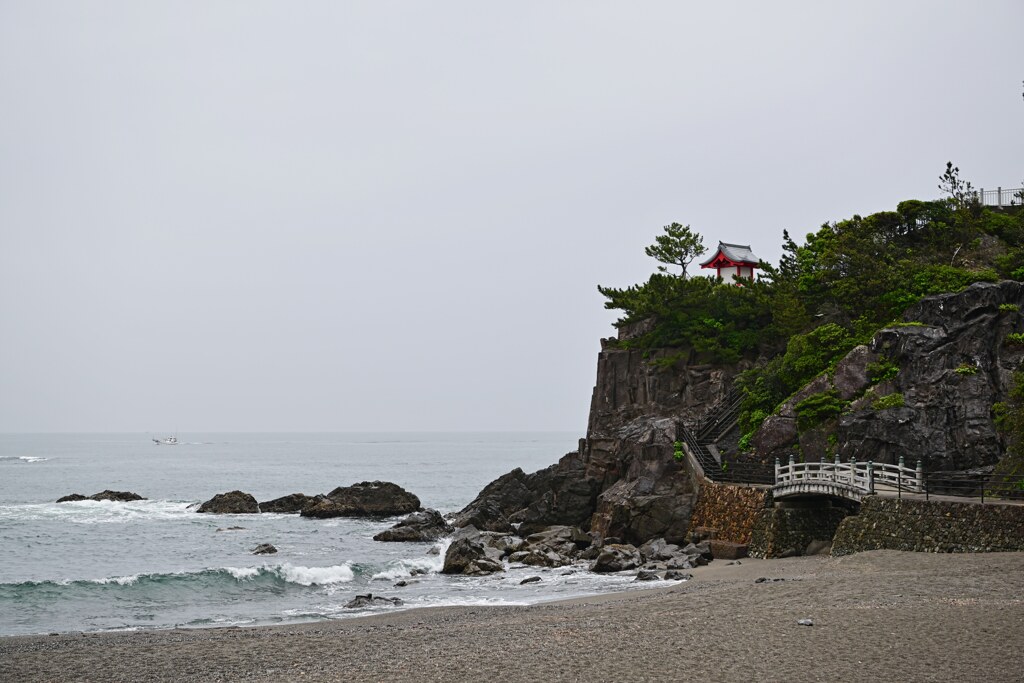 雨の海津見神社龍王宮