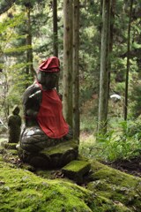 静かに手を合わせる