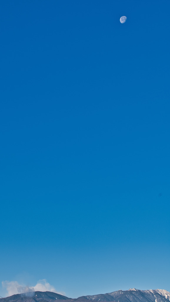 月と山