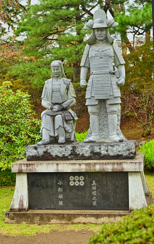 真田信之と小松姫像　沼田城跡
