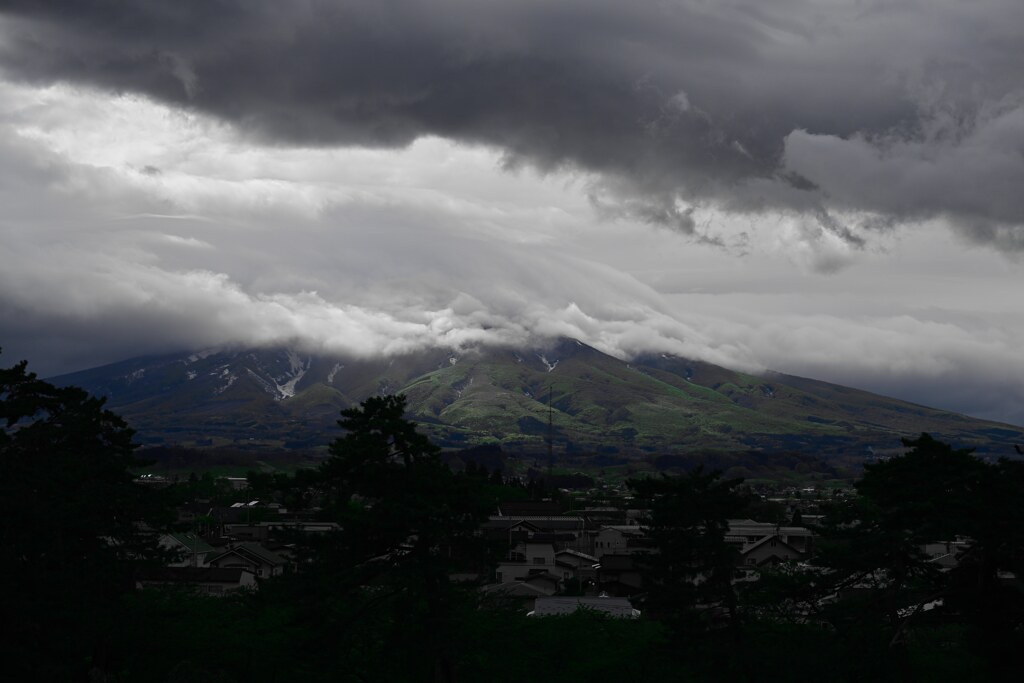 雲に沈む岩木山☆