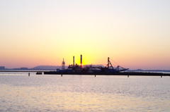 夕暮れと船