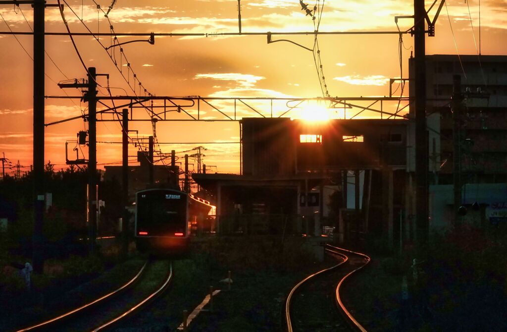 駅を射す夕陽