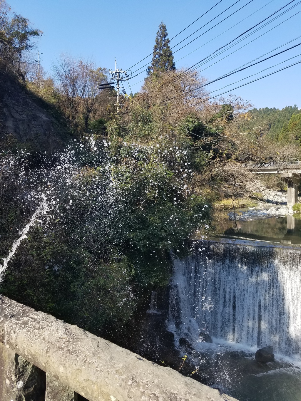渓流と放水