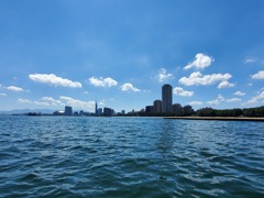 百道浜を海上から眺む