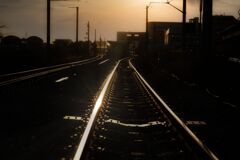 眩い線路