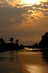 雲から覗く夕陽