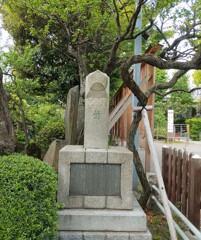 [鷽の碑]