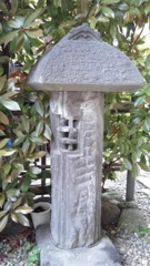 『小屋棒型灯籠』