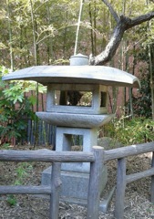 『勧修寺型灯籠』