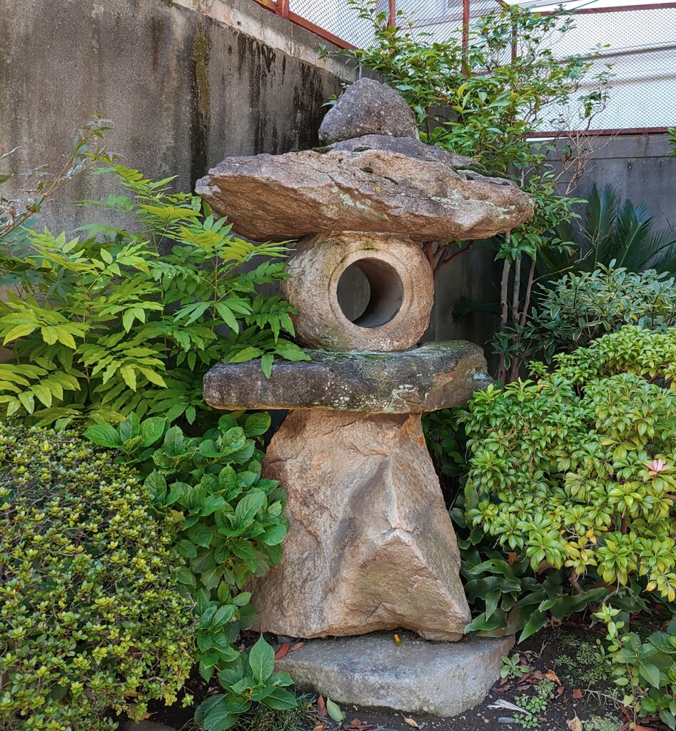 [野面灯籠]