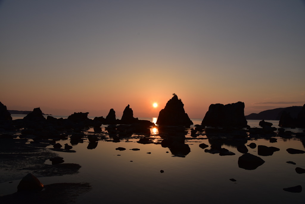 橋杭岩の朝焼け