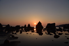 橋杭岩の朝焼け