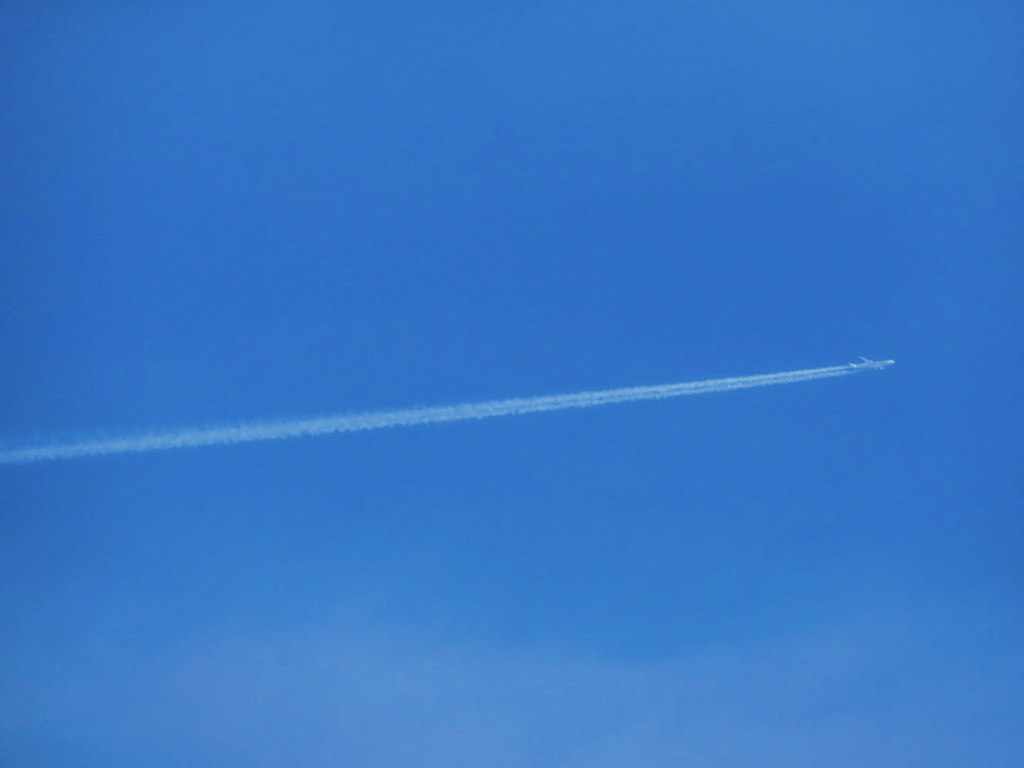 長く延びる飛行機雲