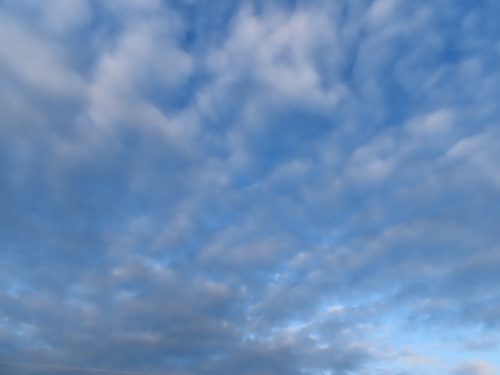 まだ青い空、18時45分っ！