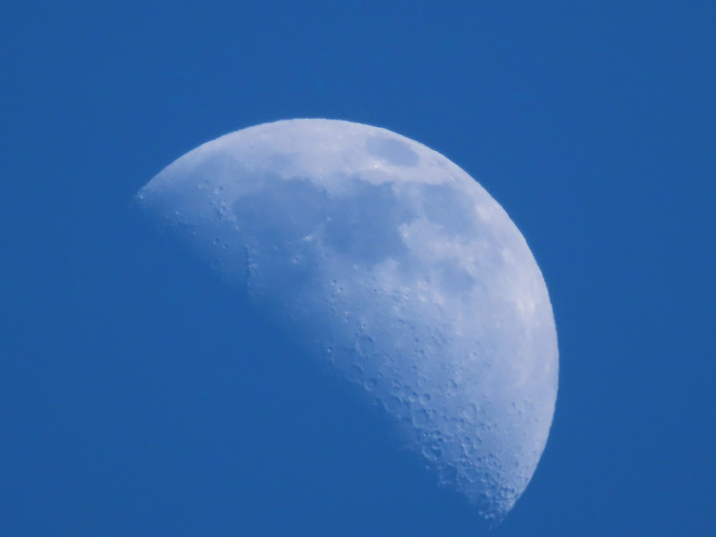 上弦の月15時58分