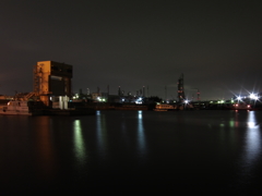水門と工場夜景