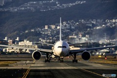 伊丹空港の千里川からタキシング中の飛行機