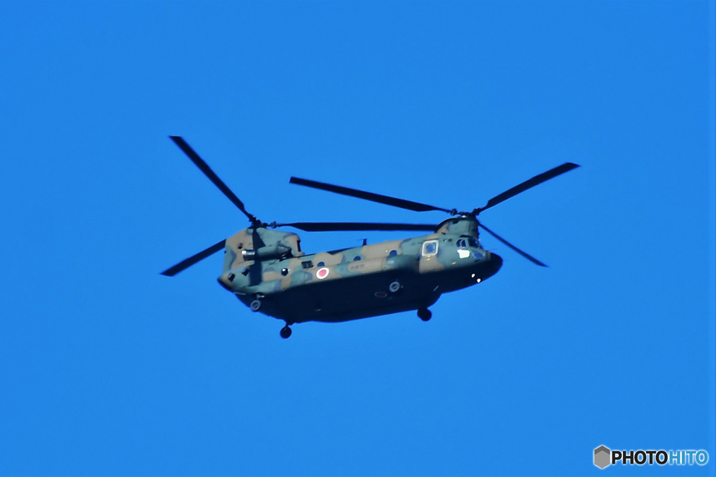 我が家の上空を飛んで行く自衛隊のヘリ