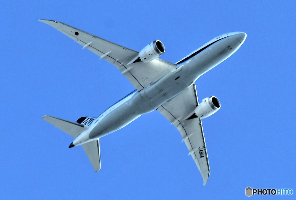 家の上空を飛ぶ旅客機