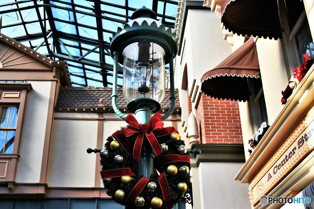 TDLクリスマスの装い風景 1059  ランプとリース
