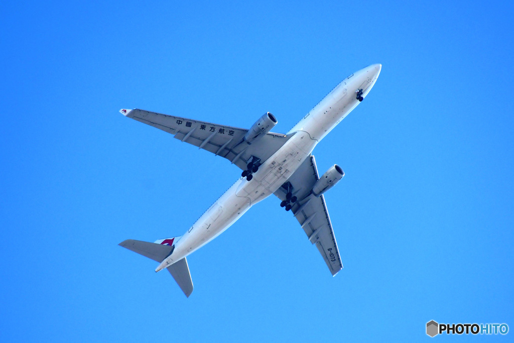 家の上空を羽田に向かって通り過ぎて行く中国旅客機 