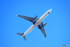 家の上空を羽田に向かって通り過ぎて行く中国旅客機 