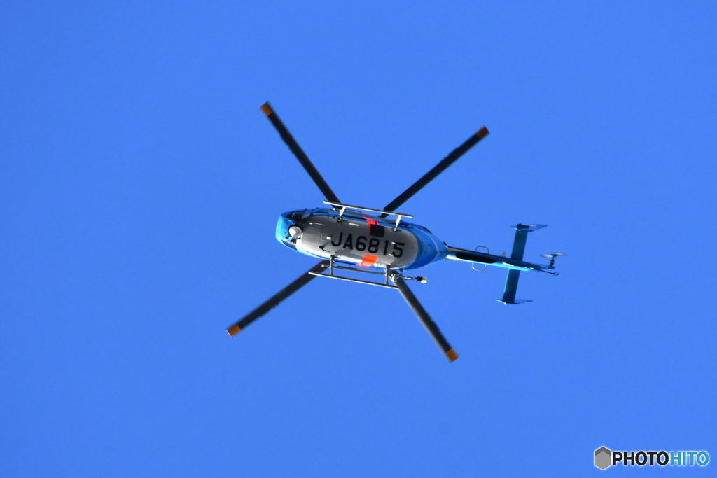 家の上空を千葉県警のヘリが飛ぶ