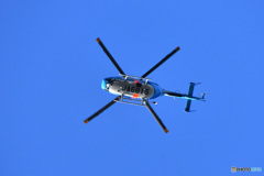 家の上空を千葉県警のヘリが飛ぶ