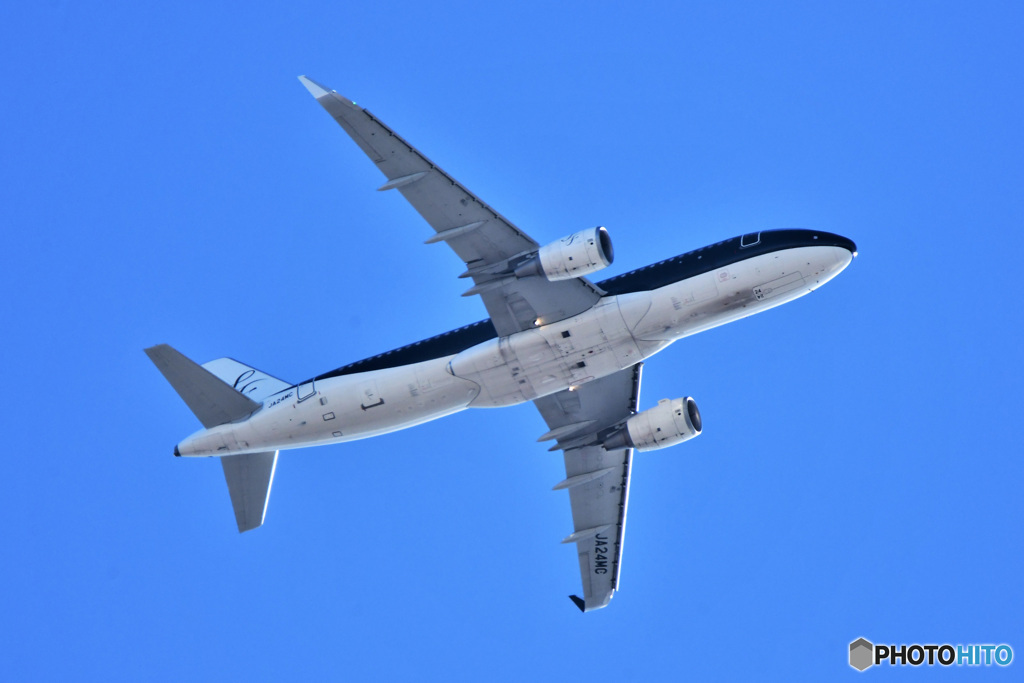青空の中家の上空をを駆け抜ける   