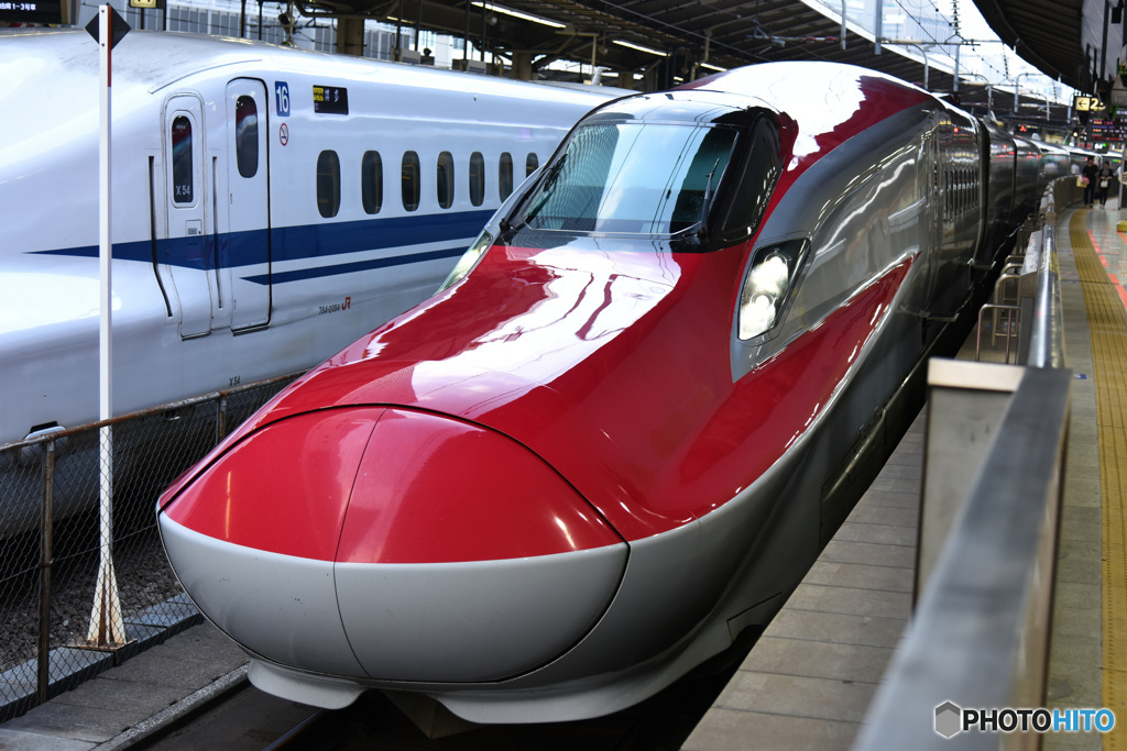 東京駅に停車中の東北新幹線「あきたこまち」