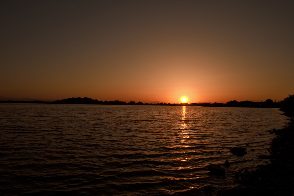 池のある公園の夕日