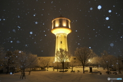 雪景色を照らす水道タンク