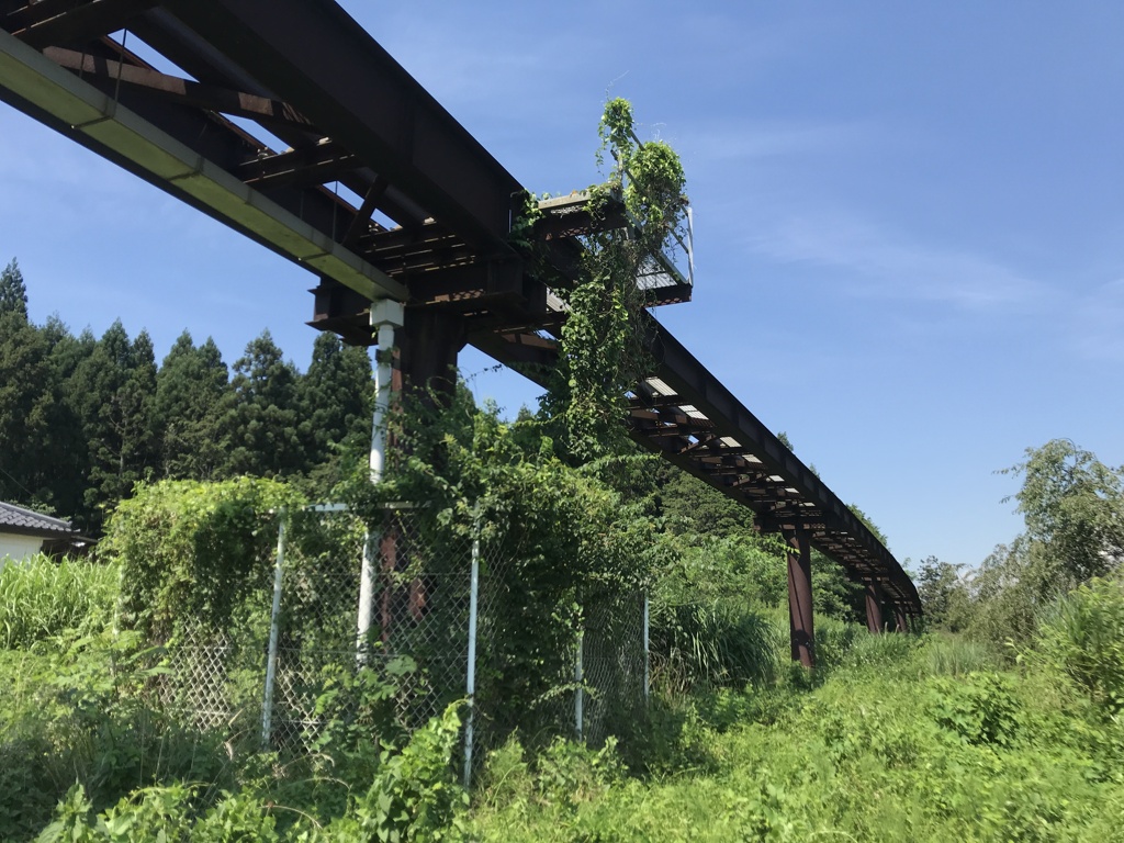 盛夏の日差しに耐える農業用線路