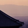 大仏殿の向こうに生駒山を望む