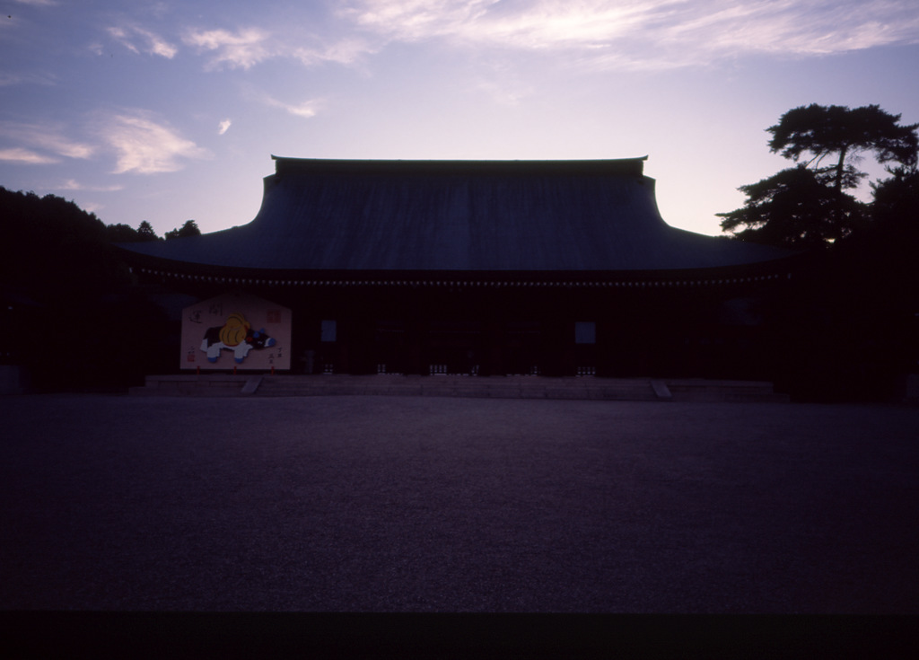 建国の地　静けさと荘厳の夕刻