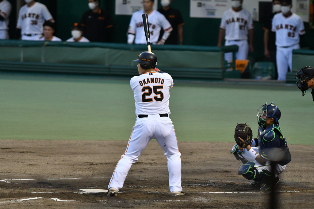 ４番　岡本和真選手